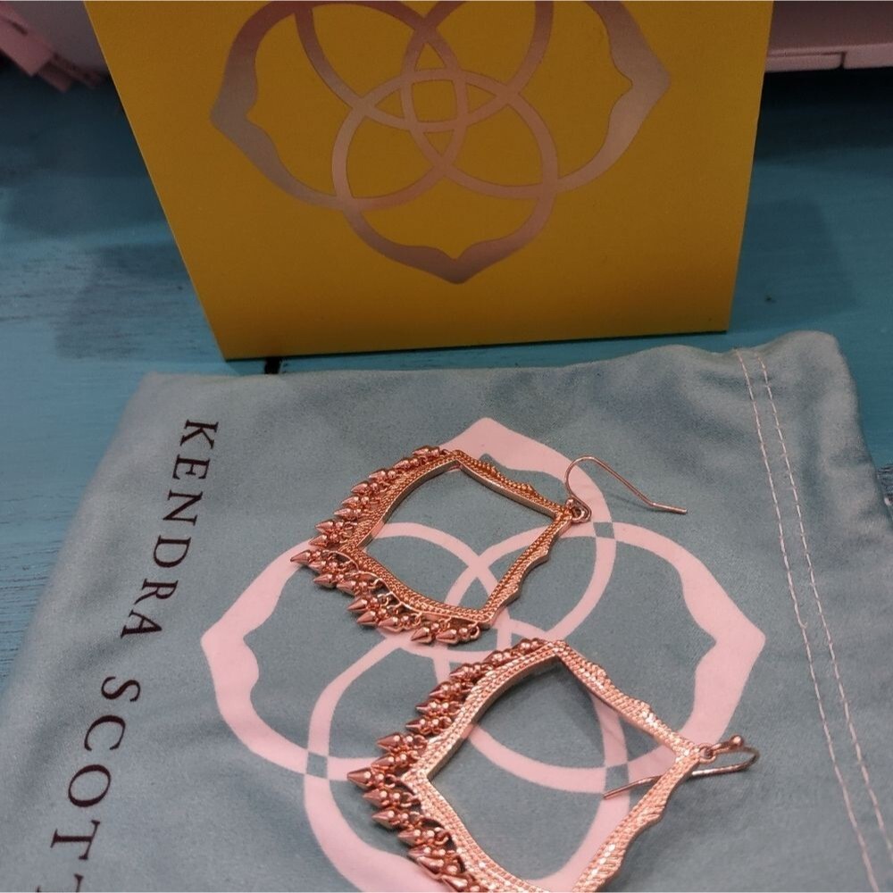 EUC Kendra Scott Lacy Drop Earrings Rose Gold - Picture 4 of 12